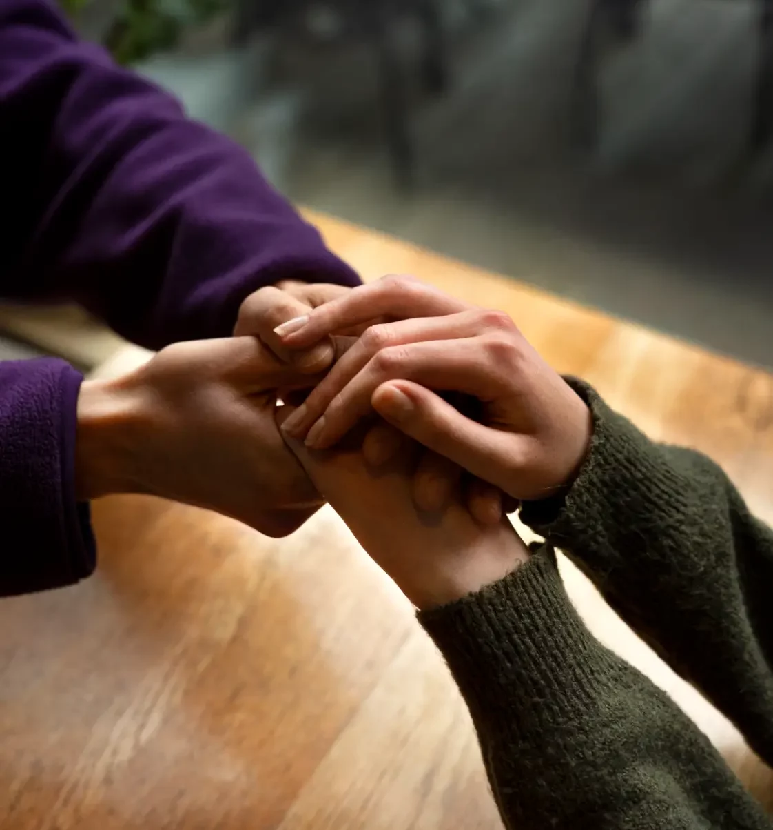 Geste de soutien symbolisant la bientraitance dans les services sociaux