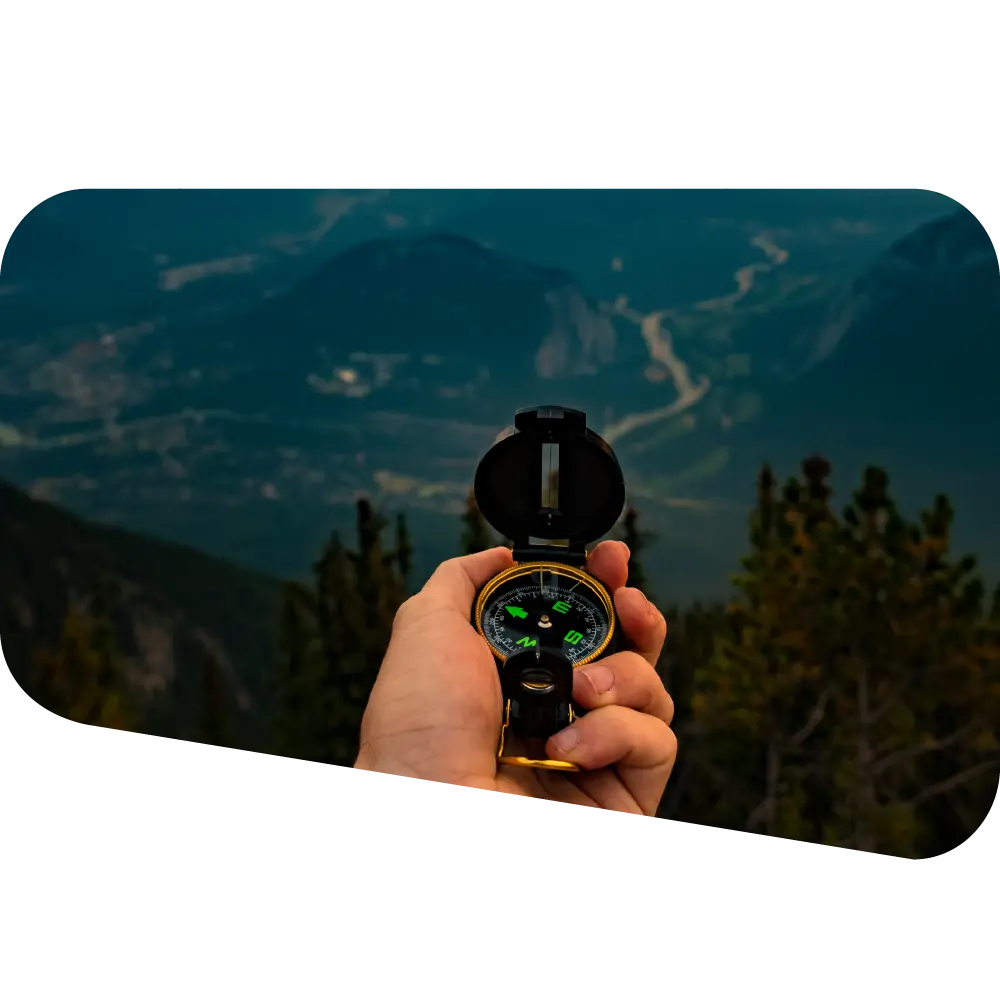 Main tenant une boussole, évoquant l’orientation chez EXO NOVA